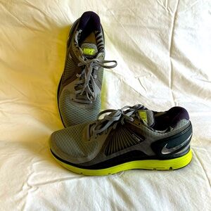 👟💕Nike “fly wire” smears in black, grey and green size 9